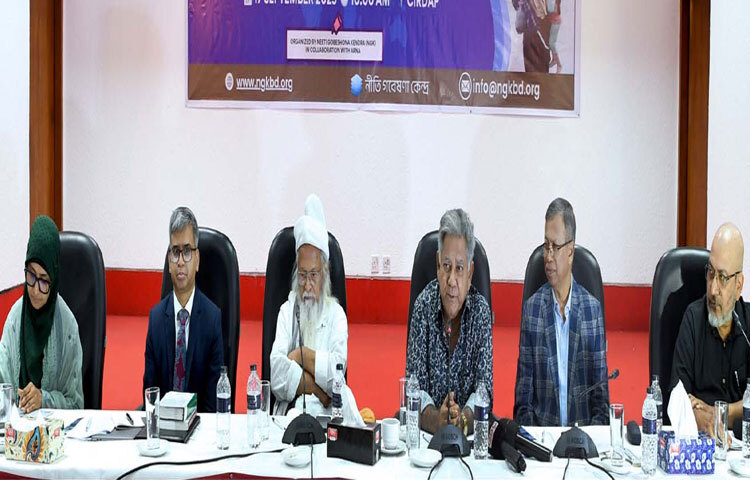 ঢাকায় সিরডাপ মিলনায়তনে ‘অ্যামপ্লিফাইং দ্য রোহিঙ্গা ভয়েসেস অ্যান্ড অ্যাসপিরেশন্স: আ স্ট্র্যাটেজিক ডায়ালগ অ্যাহেড অব ইউএনজিএ ২০২৫’ শীর্ষক জাতীয় সংলাপে প্রধান অতিথির বক্তৃতা করেন শ্রম ও কর্মসংস্থান উপদেষ্টা ব্রিগেডিয়ার জেনারেল (অব.) ড. এম সাখাওয়াত হোসেন। ছবি: পিআইডি