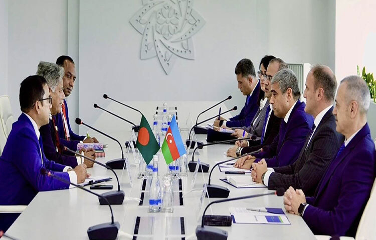 আজারবাইজানের বাকুতে সেদেশের শ্রম ও সামাজিক সুরক্ষা মন্ত্রী আনার রহিম ওগলু আলিয়েভ এর সঙ্গে দ্বিপাক্ষিক বৈঠক করেন শ্রম ও কর্মসংস্থান উপদেষ্টা ব্রিগেডিয়ার জেনারেল (অব.) ড. এম সাখাওয়াত হোসেন। ছবি: পিআইডি