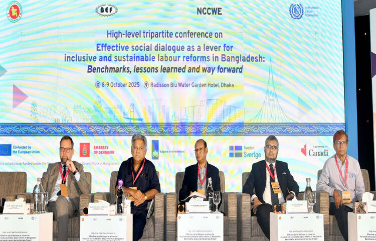 ঢাকায় হোটেল রেডিসন ব্লু ওয়াটার গার্ডেনে ‘এফেকটিভ সোশাল ডায়ালগ অ্যাজ আ লিভার ফর ইনক্লুসিভ অ্যান্ড সাসটেইনেবল লেবার রিফর্মস ইন বাংলাদেশ: বেঞ্চমার্কস, লেসনস লার্নড অ্যান্ড ওয়ে ফরওয়ার্ড’ শীর্ষক উচ্চ পর্যায়ের ত্রিপক্ষীয় সম্মেলনে অংশ নেন শ্রম ও কর্মসংস্থান উপদেষ্টা ব্রিগেডিয়ার জেনারেল (অবঃ) ড. এম সাখাওয়াত হোসেন। ছবি: পিআইডি