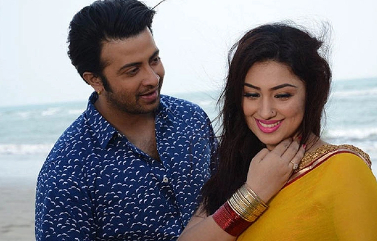 অভিনয়জীবনে সাফল্য ধরা দিলেও ব্যক্তি জীবনে কিছুটা সমালোচিত শাকিব খান। ঢালিউড কুইন খ্যাত অভিনেত্রী অপু বিশ্বাসের সঙ্গে গোপনে বিবাহ বন্ধনে আবদ্ধ হয়েছিলেন তিনি। তবে বিয়ের ১০ বছর পর দুই তারকা আলাদা হয়ে যান। তাদের ঘরে আব্রাহাম খান জয় নামে এক সন্তান রয়েছে। ছবি: সংগৃহীত