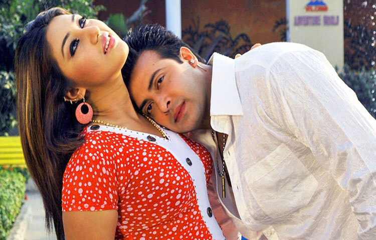 তবে এই সাফল্যের পেছনে ছিল এক অনুশাসিত শিল্পীজীবন-ক্যামেরার সামনে হাসি, পর্দার আড়ালে নিরলস পরিশ্রম। নিজের অবস্থান তৈরি করতে গিয়ে তাকে লড়তে হয়েছে পূর্বধারণা ও পুরুষতান্ত্রিক মানসিকতার সঙ্গে।