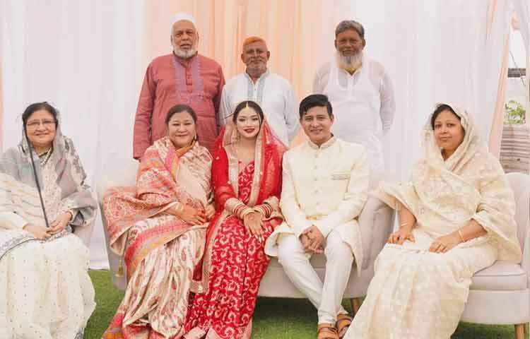 মাত্র আট মাসের পরিচয়ের পর পারিবারিকভাবেই এই বিয়ের আয়োজন সম্পন্ন হয়।