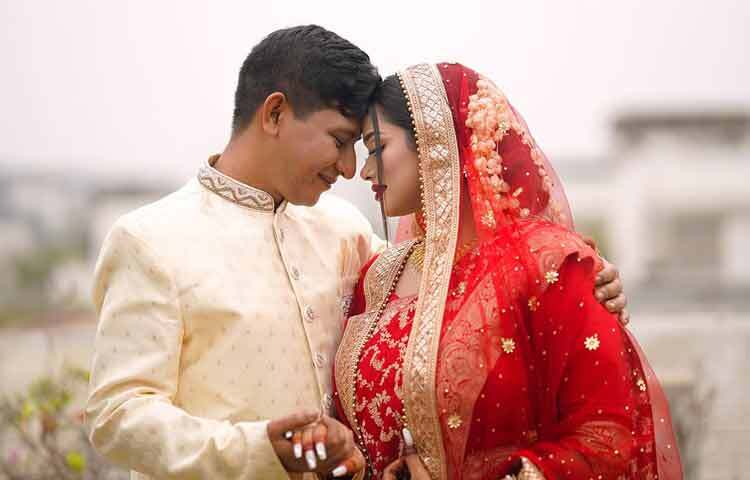 শামীম হাসান সরকার: সব জল্পনা-কল্পনার অবসান ঘটিয়ে ২০২৫ এর ৪ এপ্রিল ঘরোয়া আয়োজনে বিয়ে করেন ছোটপর্দার অভিনেতা শামীম হাসান সরকার। তার স্ত্রীর নাম আফসানা আক্তার। তিনি একটি বিশ্ববিদ্যালয়ে আইন বিভাগে অধ্যয়নরত।