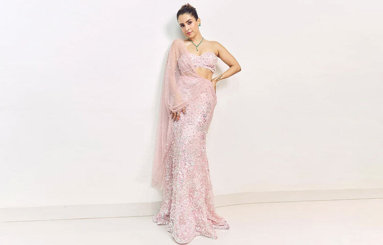 অভিনেত্রী শানায়া মালহোত্রা এবার বেছে নিয়েছিলেন স্ট্র্যাপলেস গোলাপি লেহেঙ্গা। মৃদু গ্লিটার কাজ আর এলিগ্যান্ট স্টাইলিংয়ে তার উপস্থিতি ছিল সতেজ ও তারুণ্যময়।