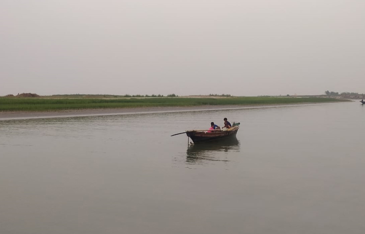 শরীয়তপুরের ভেদরগঞ্জের পদ্মা নদীর একটি অংশে বালুমহাল ইজারা দেওয়ার প্রক্রিয়া চলমান। বালুমহাল ইজারা দিলে নদীভাঙনের পাশাপাশি হুমকিতে পড়বে নদীর তীর রক্ষা বাঁধ। এমন আশঙ্কার কথা জানিয়ে ইজারা বন্ধের দাবি জানিয়ে জেলা প্রশাসকের কাছে চিঠি দিয়েছে উপজেলা পরিষদ। ছবি: বিধান মজুমদার