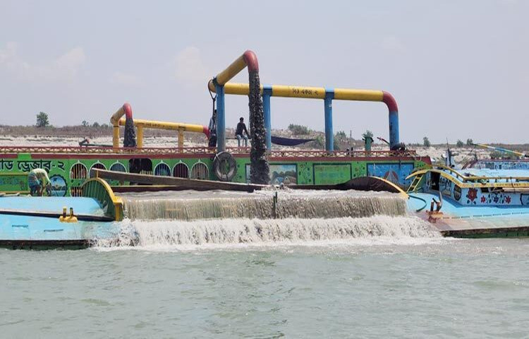 শরীয়তপুরের নড়িয়ায় পদ্মা নদী থেকে বালু উত্তোলনকে কেন্দ্র করে একই স্থানে বিএনপির দুই পক্ষ বিক্ষোভের প্রস্তুতি নিয়েছে। এতে বিশৃঙ্খলা সৃষ্টির আশঙ্কায় ১৪৪ ধারা জারি করেছে উপজেলা প্রশাসন। ছবি: বিধান মজুমদার অনি