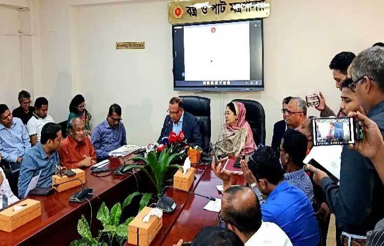 পাটপণ্য রপ্তানিতে কর ছাড় ও নগদ সহায়তা দিয়ে কাঁচা পাট রপ্তানির ওপর নির্ভরতা কমাতে চায় সরকার। একইসঙ্গে বন্ধ পাটকল পুনরায় চালু ও বেসরকারি ব্যবস্থাপনায় উৎপাদন বাড়িয়ে কর্মসংস্থান সৃষ্টির উদ্যোগ জোরদার করা হচ্ছে। সচিবালয়ে আয়োজিত এক সংবাদ সম্মেলনে এসব কথা বলেন বস্ত্র ও পাট প্রতিমন্ত্রী মো. শরীফুল আলম।