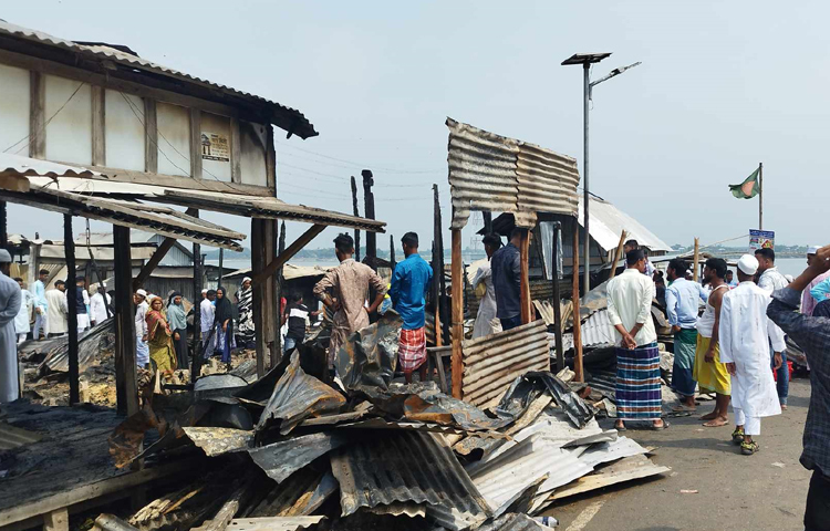 শরীয়তপুরের জাজিরায় ঈদের সকালে আগুনে পুড়লো ২৫ দোকান। ছবি: বিধান মজুমদার অনি