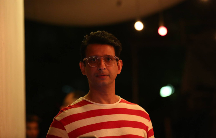 ২৮ এপ্রিল জন্ম নেওয়া এই অভিনেতা কখনো রাজু রাস্তোগি, কখনো লাক্ষ্যর খয়ুম, কখনো আবার ‘ফেরারির কি সওয়ারি’র এক সংগ্রামী বাবা। প্রতিটি চরিত্রেই তিনি নিঃশব্দ কিন্তু শক্তিশালী এক ছাপ রেখে গেছেন।