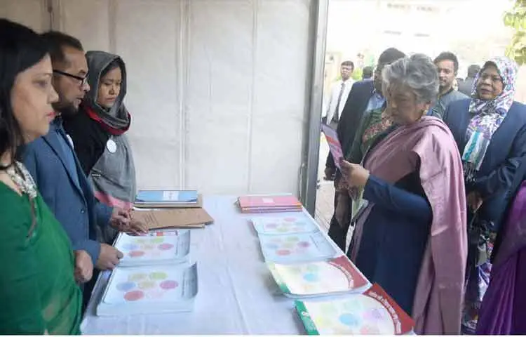 রাজধানীর ওসমানী স্মৃতি মিলনায়তনে গণভোট ২০২৬-এ নারীর অংশগ্রহণ উৎসাহিতকরণ এবং নারী ও শিশু নির্যাতন প্রতিরোধে কুইক রেসপন্স টিমের কার্যক্রমের সূচনা উপলক্ষে অনুষ্ঠানে স্টল পরিদর্শন করেন মহিলা ও শিশু বিষয়ক উপদেষ্টা শারমীন এস মুরশিদ। ছবি: পিআইডি