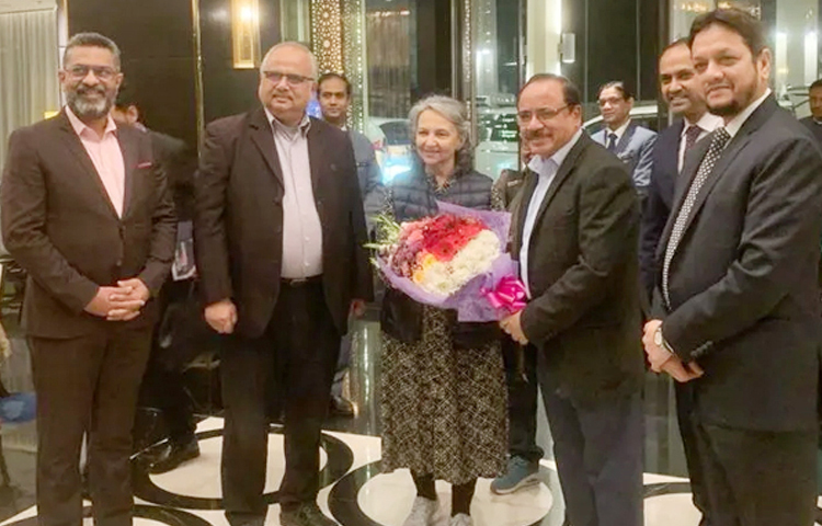 ২২তম ঢাকা আন্তর্জাতিক চলচ্চিত্র উৎসবে অংশ নিতে ঢাকায় এসেছেন বলিউডের বর্ষীয়ান অভিনেত্রী শর্মিলা ঠাকুর। ছবি: সংগৃহীত