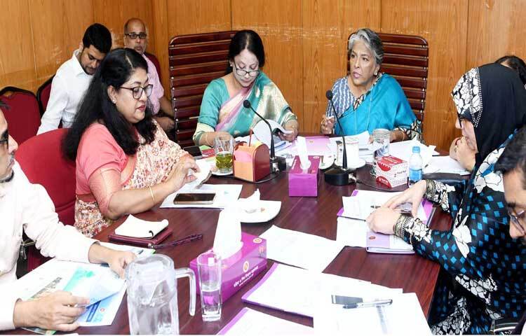 মহিলা ও শিশু বিষয়ক উপদেষ্টা শারমীন এস মুরশিদ মন্ত্রনালয়ের সম্মেলন কক্ষে মন্ত্রণালয়ের আওতাধীন দপ্তর, সংস্থা এবং কার্যালয়ের নাম পরিবর্তন বিষয়ক সভায় প্রধান অতিথির বক্তৃতা করেন। ছবি: পিআইডি