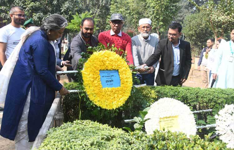 সমাজকল্যাণ উপদেষ্টা শারমীন এস মুরশিদ ঢাকায় মিরপুরে শহীদ বুদ্ধিজীবী কবরস্থানে তার বাবা অধ্যাপক মরহুম খান সারোয়ার মুরশিদের সমাধিতে পুষ্পস্তবক অর্পণ করেন। ছবি: পিআইডি