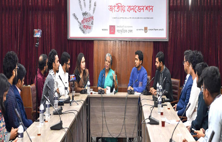 ঢাকায় বাংলাদেশ শিল্পকলা একাডেমিতে ‘সাম্প্রতিক সময়ে বৃদ্ধি পাওয়া ধর্ষণ, ছিনতাই, ডাকাতিসহ নানাবিধ অপরাধ প্রতিরোধে রাষ্ট্র ও নাগরিকদের করণীয়’ শীর্ষক জাতীয় কনভেনশনে বক্তৃতা করেন সমাজকল্যাণ এবং মহিলা ও শিশু বিষয়ক উপদেষ্টা শারমীন এস মুরশিদ। ছবি: পিআইডি