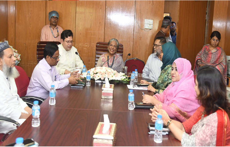 সমাজকল্যাণ উপদেষ্টা শারমীন এস মুরশিদ মন্ত্রণালয়ের সভাকক্ষে কর্মকর্তাদের সঙ্গে ঈদ পরবর্তী শুভেচ্ছা বিনিময় করেন। ছবি: পিআইডি