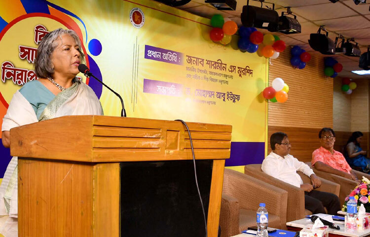 ঢাকায় মিরপুরে জাতীয় প্রতিবন্ধী উন্নয়ন ফাউন্ডেশন চত্বরে ‘বিশ্ব সাদাছড়ি নিরাপত্তা দিবস-২০২৫’ উদযাপন উপলক্ষ্যে আয়োজিত অনুষ্ঠানে প্রধান অতিথির বক্তৃতা করেন সমাজকল্যাণ এবং মহিলা ও শিশু বিষয়ক উপদেষ্টা শারমীন এস মুরশিদ । ছবি: পিআইডি