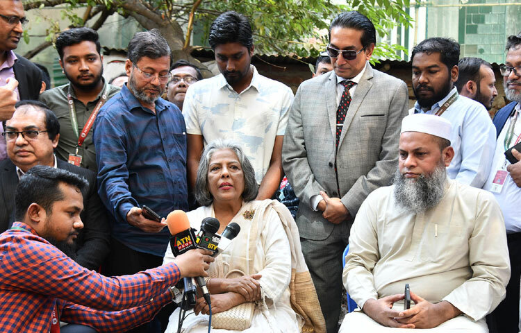 ঢাকায় পল্টনে জুলাই শহীদ স্মৃতি ফাউন্ডেশনকে সরকার কর্তৃক বরাদ্দকৃত ভূমির হস্তান্তর অনুষ্ঠানের উদ্বোধন শেষে সাংবাদিকদের ব্রিফ করেন সমাজকল্যাণ এবং মহিলা ও শিশু বিষয়ক উপদেষ্টা শারমীন এস মুরশিদ। ছবি: পিআইডি