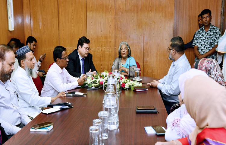 মন্ত্রণালয়ের সভাকক্ষে কর্মকর্তা-কর্মচারীদের সঙ্গে ঈদ পরবর্তী শুভেচ্ছা বিনিময় করেন সমাজকল্যাণ উপদেষ্টা শারমীন এস মুরশিদ। ছবি: পিআইডি