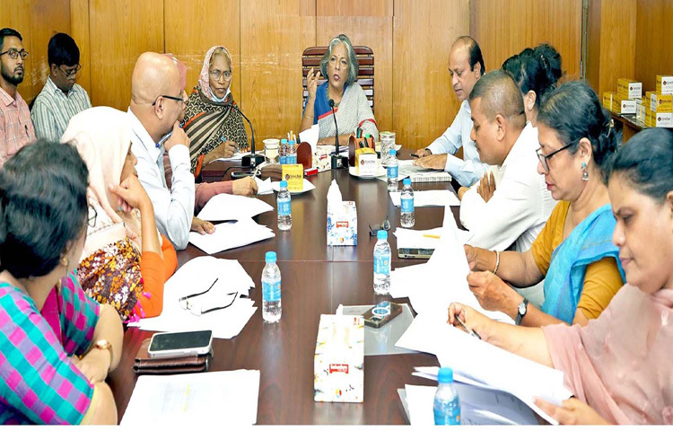 ঢাকায় মন্ত্রণালয়ের সভাকক্ষে দুস্থ ও শিশু কল্যাণ তহবিলের বোর্ড অব ট্রাস্টিজের বিশেষ সভায় প্রধান অতিথির বক্তৃতা করেন সমাজকল্যাণ এবং মহিলা ও শিশু বিষয়ক উপদেষ্টা শারমীন এস মুরশিদ। ছবি: পিআইডি