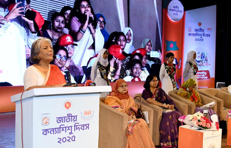 ঢাকায় বাংলাদেশ শিশু একাডেমি মিলনায়তনে জাতীয় কন্যাশিশু দিবস ২০২৫ উপলক্ষ্যে আয়োজিত অনুষ্ঠানে প্রধান অতিথির বক্তৃতা করেন সমাজকল্যাণ এবং মহিলা ও শিশু বিষয়ক উপদেষ্টা শারমীন এস মুরশিদ। ছবি: পিআইডি