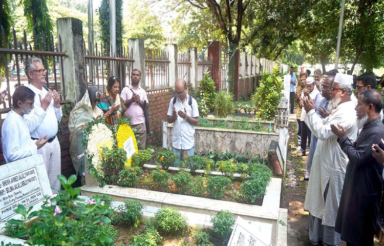 সমাজকল্যাণ এবং মহিলা ও শিশু বিষয়ক উপদেষ্টা শারমীন এস মুরশিদ ঢাকায় মিরপুরে শহিদ বুদ্ধিজীবী কবরস্থানে তার মায়ের ২২তম মৃত্যুবার্ষিকী উপলক্ষ্যে কবর জিয়ারত করেন। ছবি: পিআইডি