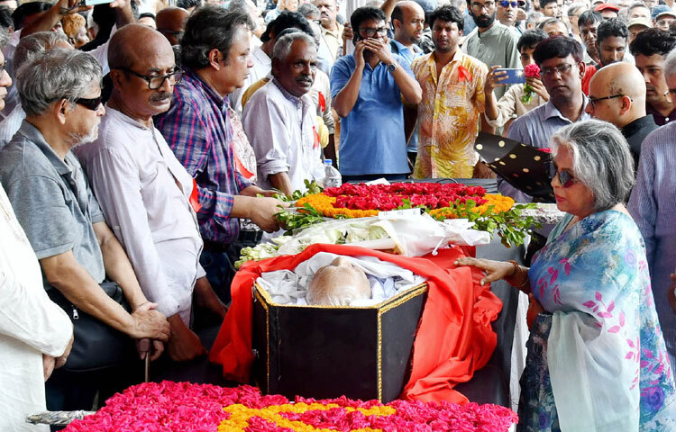 ঢাকায় জাতীয় শহীদ মিনারে বিশিষ্ট লেখক ও গবেষক বদরুদ্দীন উমরের মৃতদেহে শেষ শ্রদ্ধা জানান সমাজকল্যাণ এবং মহিলা ও শিশু বিষয়ক উপদেষ্টা শারমীন এস মুরশিদ। ছবি: পিআইডি