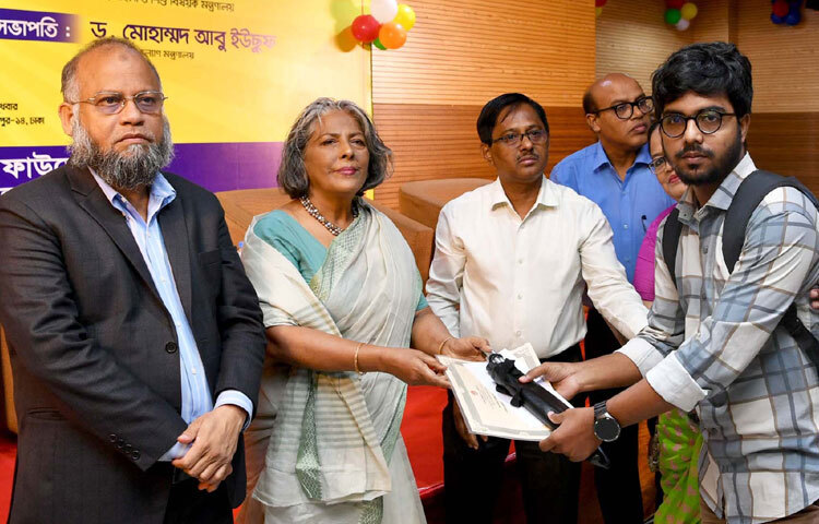 ঢাকায় মিরপুরে জাতীয় প্রতিবন্ধী উন্নয়ন ফাউন্ডেশন চত্বরে ‘বিশ্ব সাদাছড়ি নিরাপত্তা দিবস-২০২৫’ উদযাপন উপলক্ষ্যে আয়োজিত অনুষ্ঠানে দৃষ্টি প্রতিবন্ধী মেধাবী শিক্ষার্থীদের মাঝে সাদাছড়ি বিতরণ, আর্থিক প্রণোদনা ও সম্মাননা স্মারক প্রদান করেন সমাজকল্যাণ এবং মহিলা ও শিশু বিষয়ক উপদেষ্টা শারমীন এস মুরশিদ । ছবি: পিআইডি