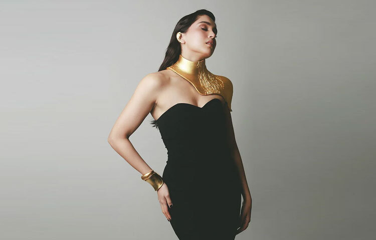 ঐতিহ্য আর আধুনিকতার মেলবন্ধনে তার এই উপস্থাপন প্রমাণ করে, ফ্যাশনে তিনি শুধু অনুসারী নন, বরং খুব শিগগিরই হয়ে উঠতে চলেছেন নতুন ট্রেন্ডসেটার।