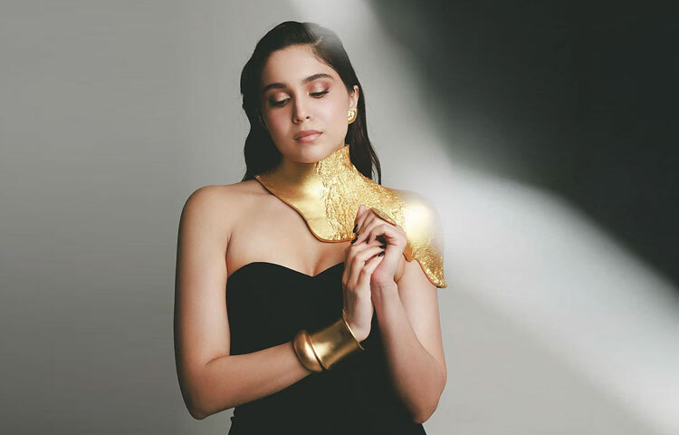 সাম্প্রতিক এক ফটোশুটে তিনি হাজির হয়েছেন মারমেইড কাটের কালো বডিকন গাউনে। শরীরের সঙ্গে মানানসই এই পোশাক তার গ্ল্যামারকে আরও উজ্জ্বল করে তুলেছে।