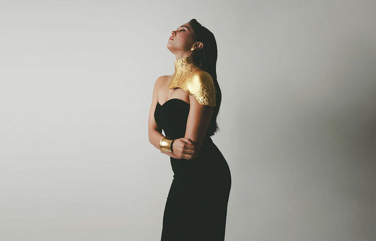 তবে পুরো লুকের মূল আকর্ষণ ছিল গলার গয়না ২৪ ক্যারেট সোনায় মোড়ানো স্ট্রাকচার্ড নেক প্লেট। ধাতব উপাদানে নির্মিত এই শিল্পিত গয়না যেন একসঙ্গে বর্ম ও অলংকারের অনুভূতি জাগায়, যা তাকে অন্যদের থেকে আলাদা করে তুলেছে।