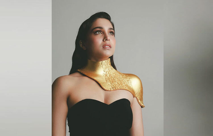 মেকআপেও ছিল সরলতার ছোঁয়া। সফট গ্ল্যাম লুকে হালকা গ্লো, স্বাভাবিক টোনের শেড আর চোখে নরম কাজল তাকে করে তুলেছে আকর্ষণীয়। সঙ্গে সেমি ওয়েট হেয়ারস্টাইল এনে দিয়েছে এক অনন্য স্বতঃস্ফূর্ত ভাব।