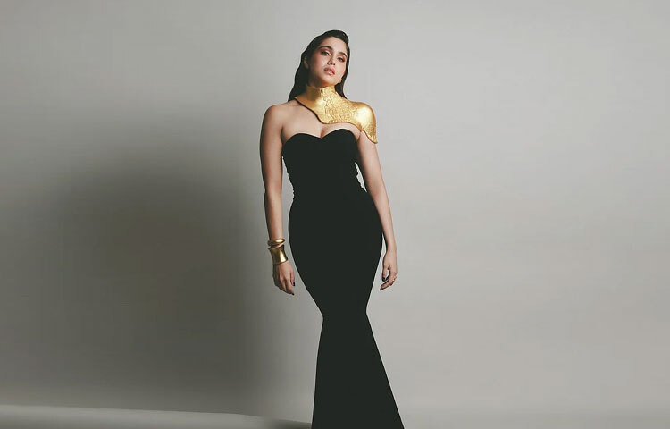 শর্বরীর এই লুক নিঃসন্দেহে বলিউড ফ্যাশন ট্রেন্ডে নতুন মাত্রা যোগ করবে।