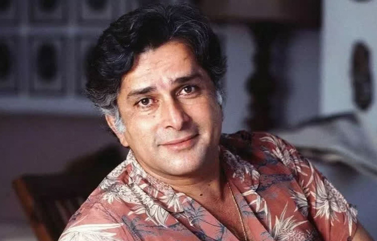 বলিউডের চলচ্চিত্রে মুখ্য ভূমিকা পালনকারী বিখ্যাত কাপুর পরিবারের অন্যতম সদস্য তিনি।