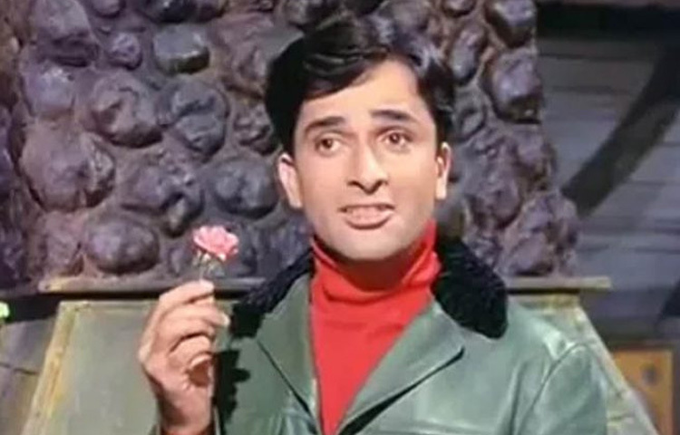 ২০১৫ সালে দাদাসাহেব ফালকে পুরস্কার লাভ করেন। পৃথ্বীরাজ কাপুর ও রাজ কাপুরের পর কাপুর পরিবারের তৃতীয় সদস্যরূপে ভারতীয় চলচ্চিত্রের সর্বোচ্চ সম্মাননা পান তিনি।