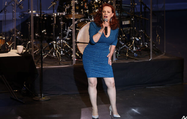 তিনি দুইবার গ্র্যামি অ্যাওয়ার্ড পেয়েছেন। একবার ১৯৮২ সালে ‘বেস্ট নিউ আর্টিস্ট’ হিসেবে, আরেকবার ১৯৮৫ সালে ‘বেস্ট মেক্সিকান-আমেরিকান পারফরম্যান্স’ এর জন্য।