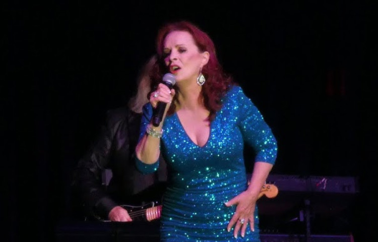 সেই বছরই তার গাওয়া ‘মর্ডান গার্ল’ ও ‘৯ টু ৫ (মর্নিং ট্রেন)’ গান দুটি চার্টের শীর্ষে উঠে আসে। এর আর পেছনে ফিরে তাকাতে হয়নি।