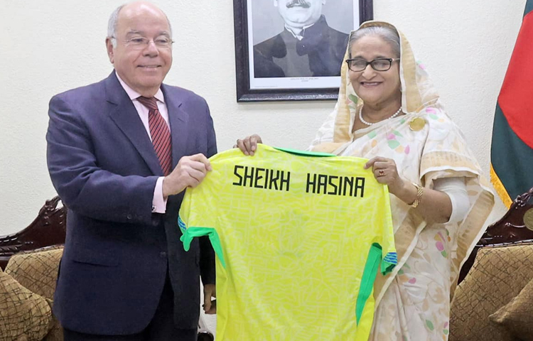 প্রধানমন্ত্রী শেখ হাসিনার সঙ্গে সৌজন্য সাক্ষাৎ করেন ব্রাজিলের পররাষ্ট্রমন্ত্রী মাউরো ভিয়েরা। ছবি: ইয়াসিন কবির জয়