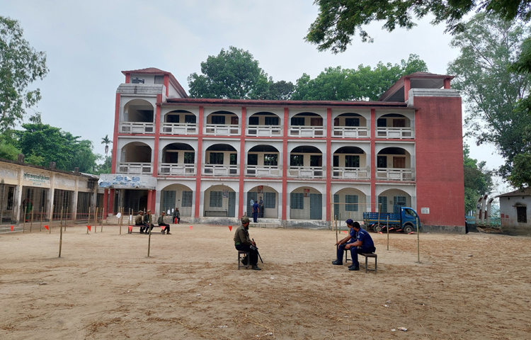 শেরপুরের ঝিনাইগাতী ও শ্রীবরদী উপজেলায় ভোটার উপস্থিতি খুব বেশি না থাকায় ভোট গ্রহণে ধীরগতি লক্ষ্য করা গেছে। ছবি: ইমরান হাসান রাব্বী