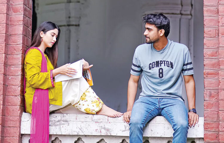 শেষ থেকে শুরু: রোমান্স ও আবেগের মিশেলে তৈরি এই গল্পে সাফা কবিরকে দেখা গেছে এক নতুন আঙ্গিকে। সহশিল্পীর সঙ্গে তার অভিনয়ের রসায়ন নাটকটিকে আরও প্রাণবন্ত করেছে। গল্পের গভীরতা আর আবেগঘন সংলাপ দর্শকের মনে রেখাপাত করে দীর্ঘদিন।