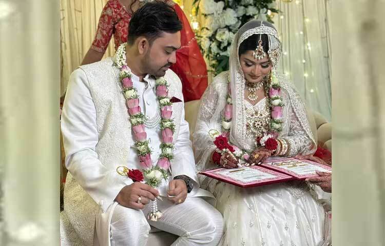 দীর্ঘ ছয় বছরের প্রেমের পর অক্টোবরে প্রেমিক আবিদুল মহায়মীন সাজিলকে বিয়ে করেন চিত্রনায়িকা শিরিন শিলা।