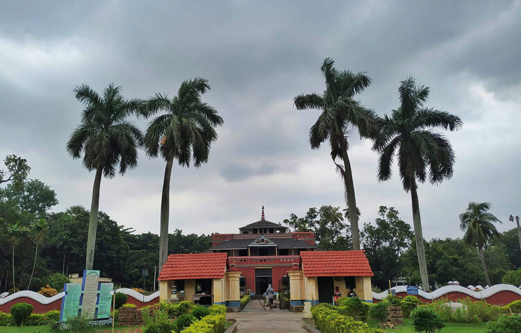 কুষ্টিয়া জেলার কুমারখালি ইউনিয়নে অবস্থিত রবীন্দ্রনাথ ঠাকুরের শিলাইদহ কুঠিবাড়ি। কুষ্টিয়ার শিলাইদহের কুঠিবাড়ি এখনো বহন করে চলেছে কবিগুরুর বহু স্মৃতি। ছবি: বোহেমিয়ান ফয়সাল
