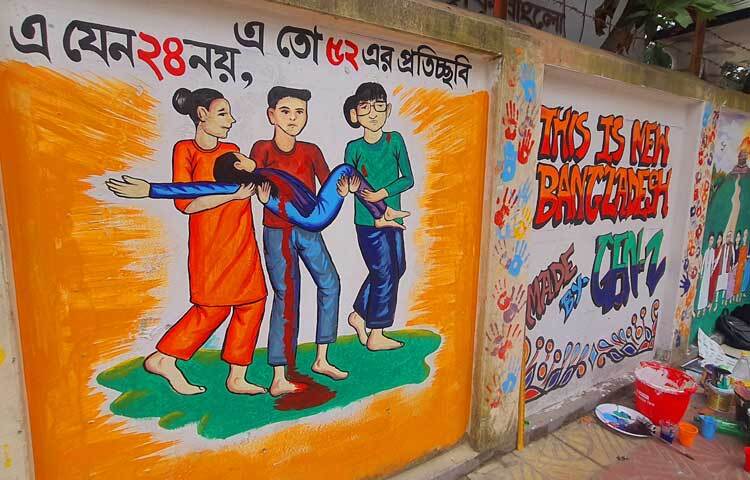 সিরাজগঞ্জ শহরের প্রতিটি দেওয়ালে ইতিহাস ও বিপ্লবের স্লোগান লিখন, গ্রাফিতি অংকন, চিত্র অংকনসহ নানান কর্মসূচি বাস্তবায়ন করছেন শিক্ষার্থীরা। ছবি: এম এ মালেক