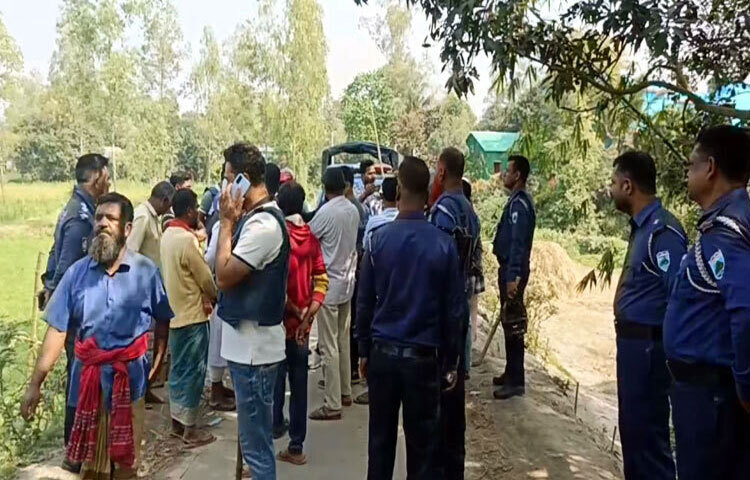 সিরাজগঞ্জের শাহজাদপুরে আধিপত্য বিস্তারকে কেন্দ্র করে গ্রামবাসীর দুই পক্ষের সংঘর্ষে অন্তত ৮ জন আহত হয়েছেন। ছবি: এম এ মালেক