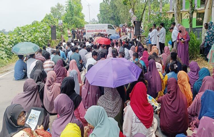 সিরাজগঞ্জের শাহজাদপুরের রবীন্দ্র বিশ্ববিদ্যালয়ের স্থায়ী ক্যাম্পাস নির্মাণ প্রকল্পের ডিপিপি (উন্নয়ন প্রকল্প প্রস্তাব) দ্রুত অনুমোদন ও বাস্তবায়নের দাবিতে মহাসড়ক অবরোধ করে ২০২৪-২০২৫ শিক্ষাবর্ষের ওরিয়েন্টেশন ক্লাস অনুষ্ঠিত হয়েছে। ছবি: এম এ মালেক