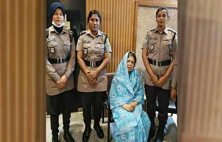জাতীয় সংসদের সাবেক স্পিকার শিরীন শারমিন চৌধুরীকে আটক করেছে ঢাকা মহানগর গোয়েন্দা পুলিশ (ডিবি)।