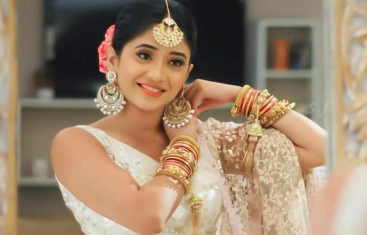 তবে তার জনপ্রিয়তা তুঙ্গে পৌঁছায় ২০১৬ সালে ‘ইয়ে রিশতা ক্যা কেহলাতা হ্যায়’ ধারাবাহিকে ‘নাইরা’ চরিত্রে অভিনয়ের মাধ্যমে। এই চরিত্র তাকে এনে দেয় তুমুল খ্যাতি, একাধিক পুরস্কার এবং লাখ লাখ ভক্ত।