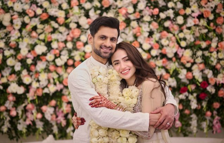 ২০ জানুয়ারি তৃতীয় বিয়ে করলেন পাকিস্তানের জাতীয় ক্রিকেট দলের সাবেক অধিনায়ক শোয়েব মালিক। তার স্ত্রী পাকিস্তানের জনপ্রিয় অভিনেত্রী সানা জাভেদ। ছবি: ইনস্টাগ্রাম