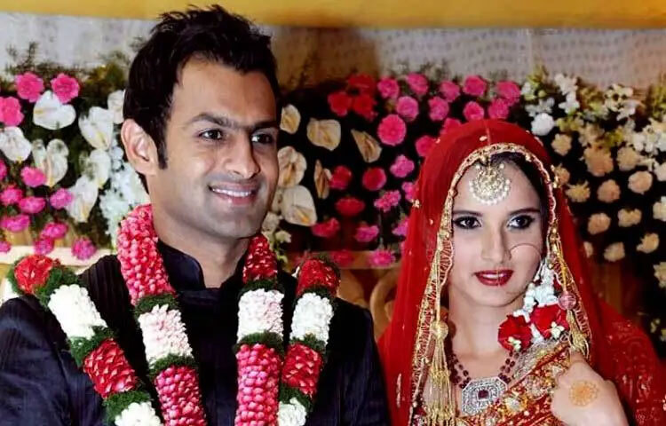 শোয়েব মালিক: এক সময় দক্ষিণ এশিয়ার সবচেয়ে আলোচিত দম্পতিদের মধ্যে অন্যতম ছিলেন ভারতের টেনিস তারকা সানিয়া মির্জা ও পাকিস্তানের অলরাউন্ডার শোয়েব মালিক। দুই দেশের সীমারেখা পেরিয়ে ভালোবাসার গল্প লিখেছিলেন তারা। ২০১০ সালে শোয়েব মালিক ও সানিয়া মির্জা বিয়ে বন্ধনে আবদ্ধ হন। সানিয়া শুধু সৌন্দর্যে নয়, নিজের ক্যারিয়ারের সাফল্যেও ভক্তদের অনুপ্রেরণা।