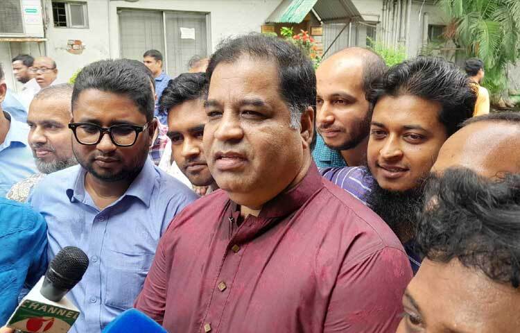 আওয়ামী লীগ সরকারের পতনের পর সচিবালয়ে সংগঠিত হচ্ছেন দীর্ঘদিন বঞ্চিত থাকা সরকারি কর্মকর্তা কর্মচারীরা। ছবি: মাসুদ রানা