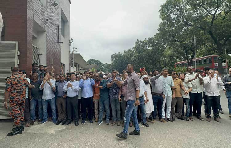 শেখ হাসিনা সরকারের সময় দায়িত্ব পালন করা সচিবদের শাস্তির দাবিতে বিক্ষোভ করেছে ছাত্র-জনতা। একই সঙ্গে যারা এখন কর্মরত তাদের দ্রুত অপসারণ দাবি করেছেন তারা। ছবি: ইসমাইল হোসেন রাসেল